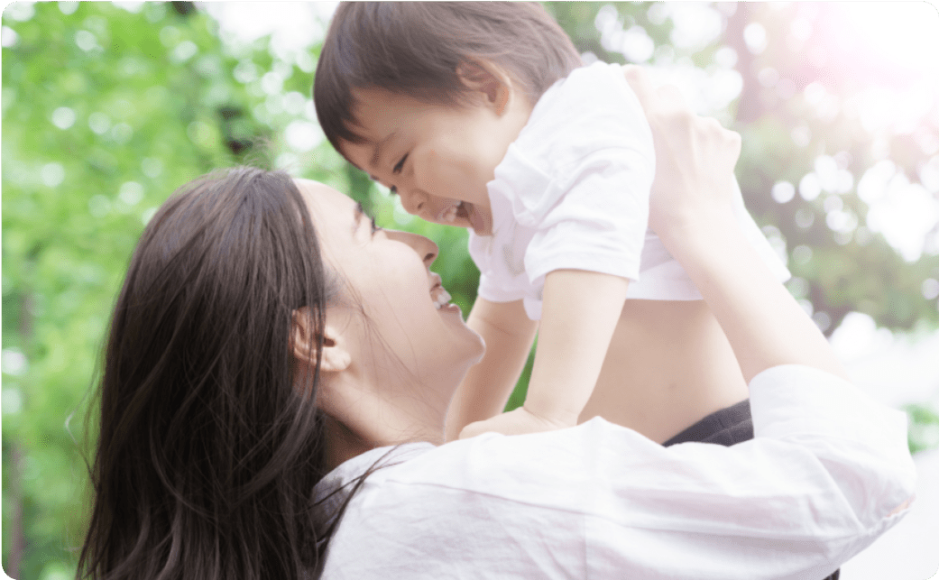 赤ちゃんを抱っこしている女性